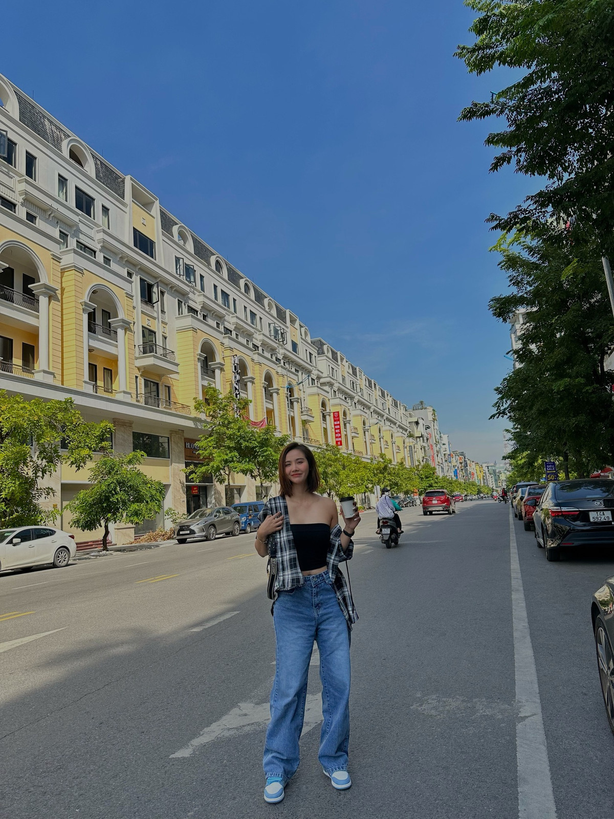 Dù là cặp đôi yêu nhau trên phim, thế nhưng ngoài đời, "đàn em" Đình Tú vẫn gọi Huyền Lizzie là chị.