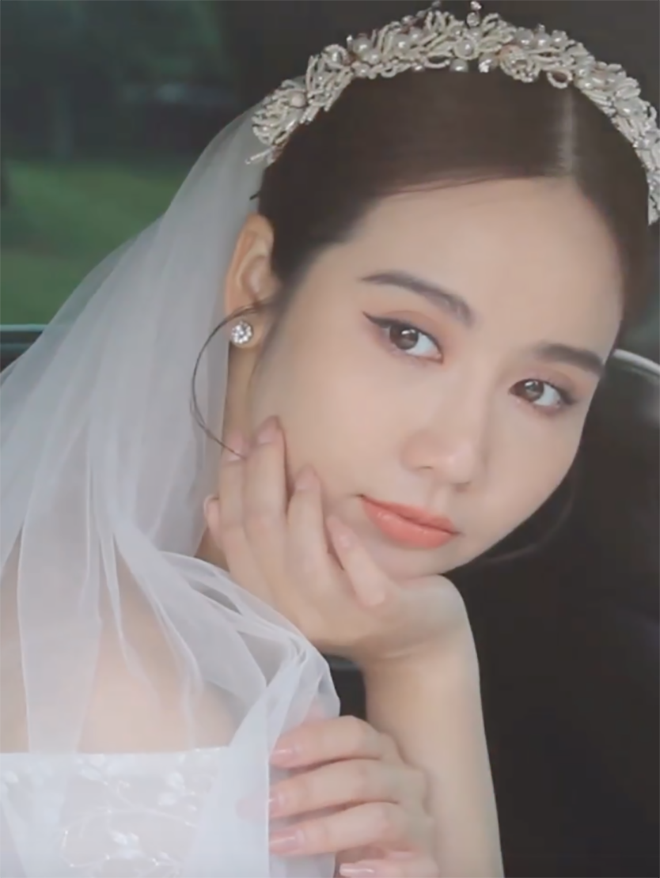 "Tháng mới vui vẻ nhé cả nhà ơi. Chúc các chị em lúc nào cũng xinh đẹp rạng ngời như những cô dâu chuẩn bị về nhà chồng nhé", Huyền Lizie viết.