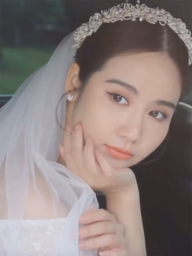 "Tháng mới vui vẻ nhé cả nhà ơi. Chúc các chị em lúc nào cũng xinh đẹp rạng ngời như những cô dâu chuẩn bị về nhà chồng nhé", Huyền Lizie viết.