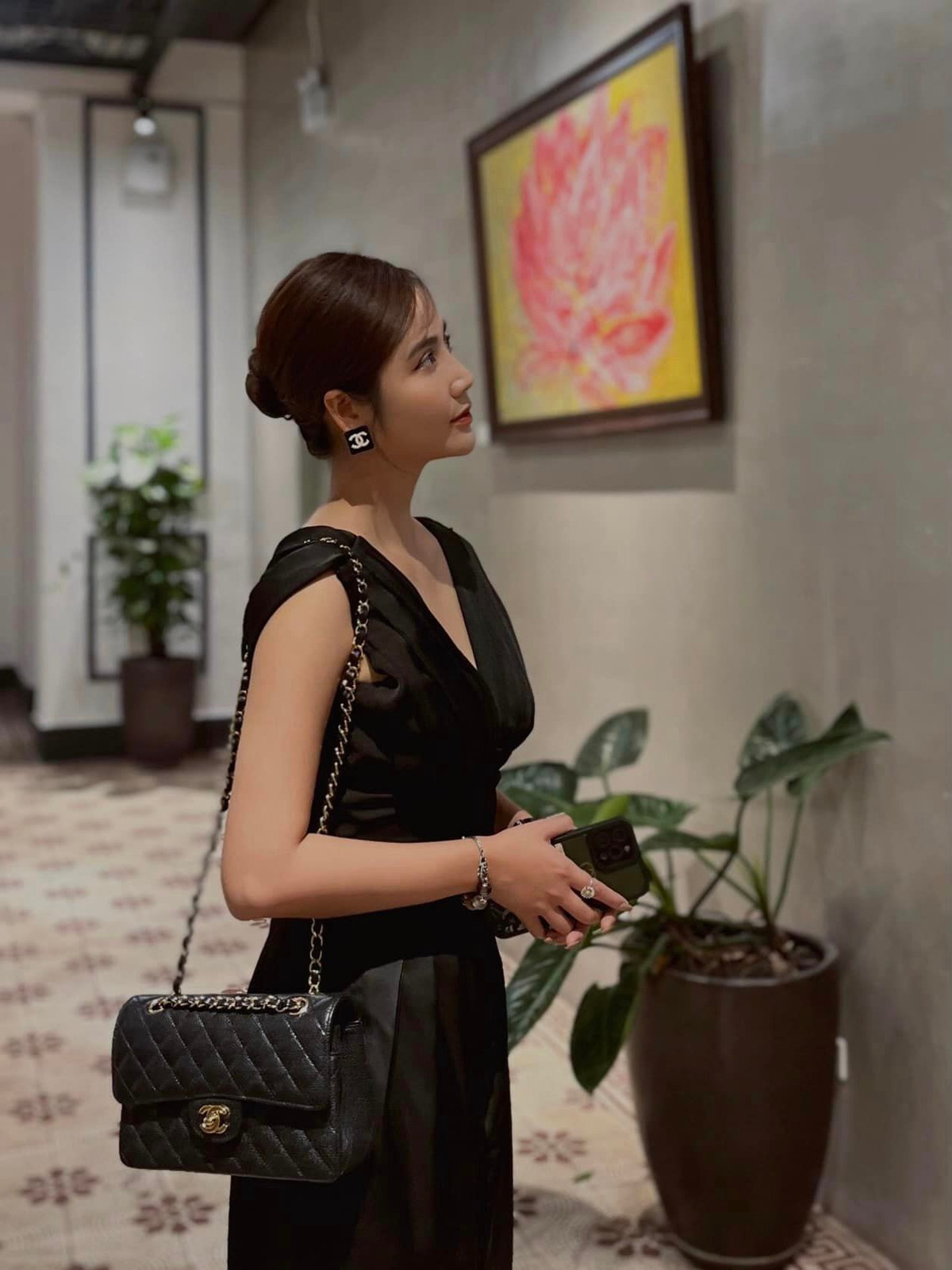 Trước khi Thương Ngày Nắng Về lên sóng, Huyền Lizzie cũng từng chia sẻ về sự lo lắng khi biết mình sẽ đóng cặp với Đình Tú bởi hai người hầu như chưa từng có dự án chung.