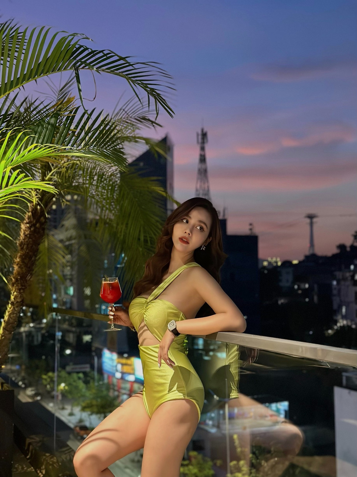 Trước đó trong buổi phỏng vấn với báo chí, khi nói về nghi án "phim giả tình thật" với Đình Tú, Huyền Lizzie khẳng định cả hai chỉ là chị em thân thiết với nhau.