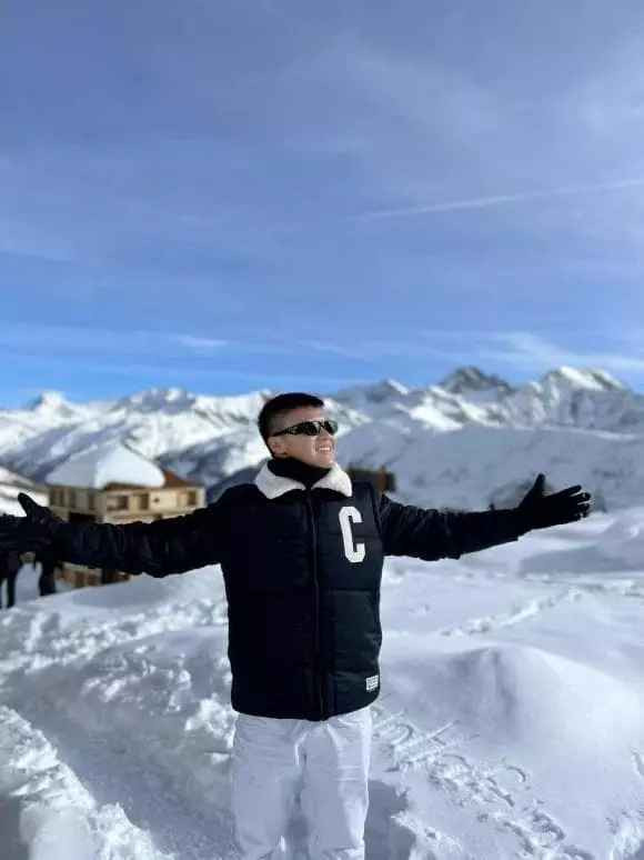 Khung cảnh xung quanh trong bức ảnh của Quang Hải và bạn gái được bao phủ tuyết trắng nhìn vô cùng đẹp. Đây là một trong những dịch vụ du lịch cực hay ho ở trời Tây.