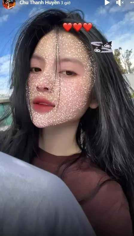 Dù không có bức hình nào chụp chung nhưng chỉ cần nhìn bối cảnh xung quanh, ai cũng biết cặp đôi Quang Hải và Thanh Huyền du hí hâm nóng tình cảm.