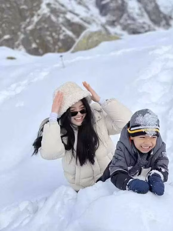 "Ông già (đây là tên gọi thân mật mà Chu Thanh Huyền dành cho Quang Hải - PV) đưa em đi", gái xinh đính kèm. Đến đây, dân mạng bày tỏ gato trước độ yêu chiều bạn gái của chân sút họ Nguyễn.
