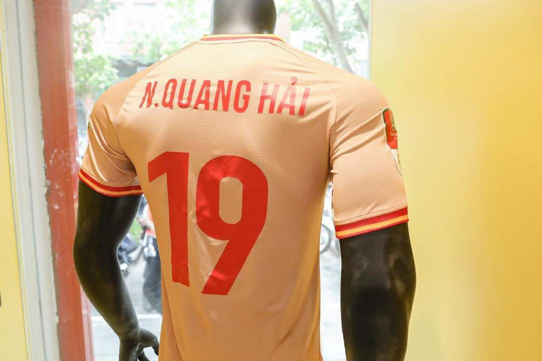 Số áo của Quang Hải cũng được trưng bày tại showroom CLB Công an Hà Nội trong ngày ra mắt của tiền vệ đội tuyển Việt Nam.
