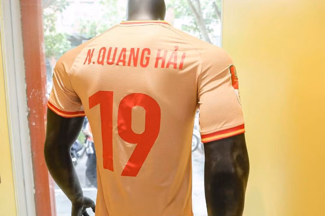 Số áo của Quang Hải cũng được trưng bày tại showroom CLB Công an Hà Nội trong ngày ra mắt của tiền vệ đội tuyển Việt Nam.