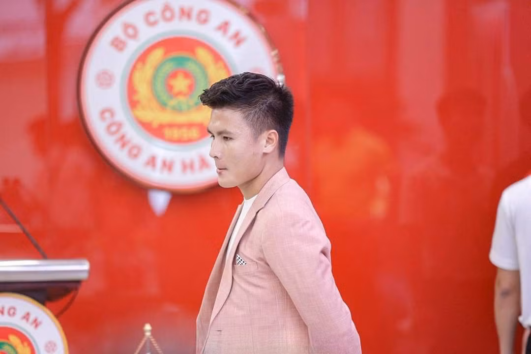 Ngày 22/6, đội Công an Hà Nội thông báo: "Nằm trong những bước chuẩn bị cho giai đoạn 2 của V-League 2023 cũng như hướng đến những mục tiêu xa hơn của đội bóng, CLB Công an Hà Nội đã chính thức ký hợp đồng với tiền vệ Nguyễn Quang Hải. Sau khi phía Pau FC, đội bóng cũ của Quang Hải tại Pháp chính thức đồng thuận để đôi bên chấm dứt hợp đồng sớm trước một năm, CLB Công an Hà Nội đã có những cuộc đàm phán với Quang Hải và người đại diện.