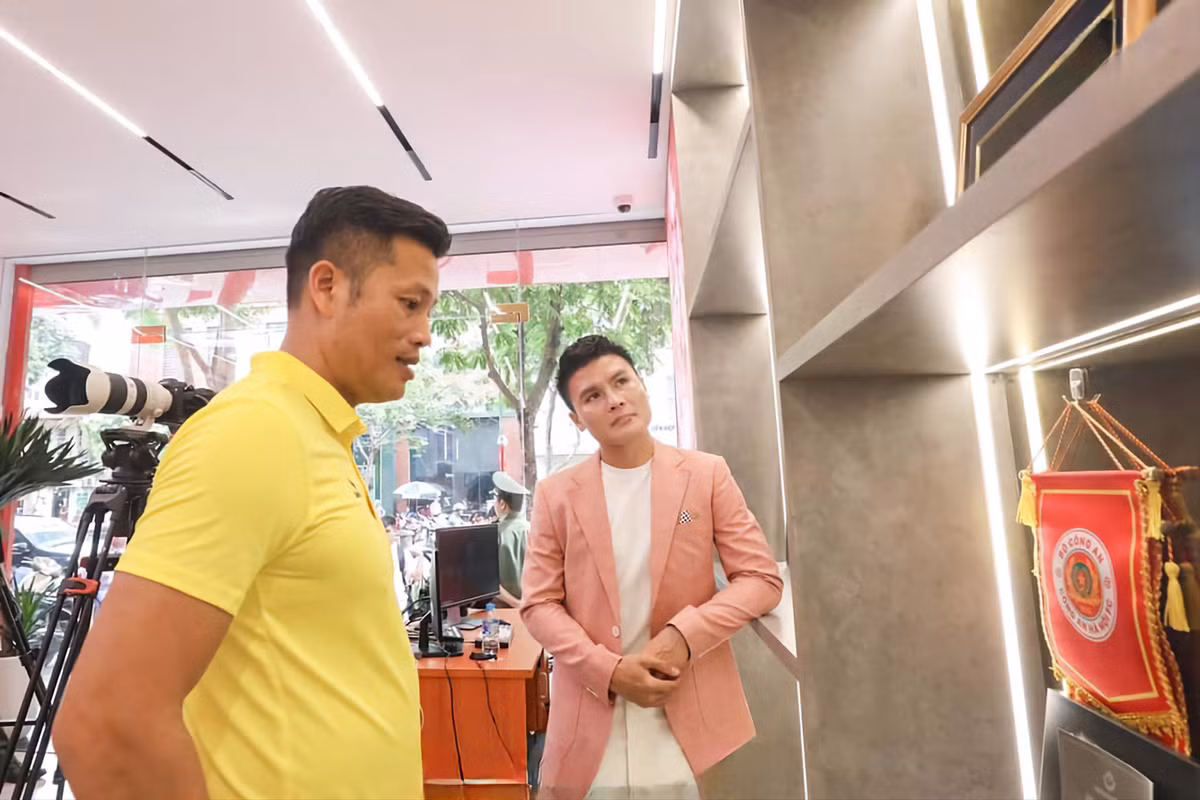 Trải qua nhiều lần thương thảo, CLB chính thức đưa ra thông báo: Quang Hải sẽ trở thành cầu thủ của đội bóng Công an Hà Nội. Cụ thể, Quang Hải sẽ thi đấu trong màu áo đội bóng ngành Công an theo bản hợp đồng kéo dài 1,5 năm. Quang Hải rất tự hào được khoác áo CLB Công an Hà Nội, một trong những đội bóng giàu tham vọng nhất V-League mùa này". Trích bài viết trên fanpage của CLB Công an Hà Nội.