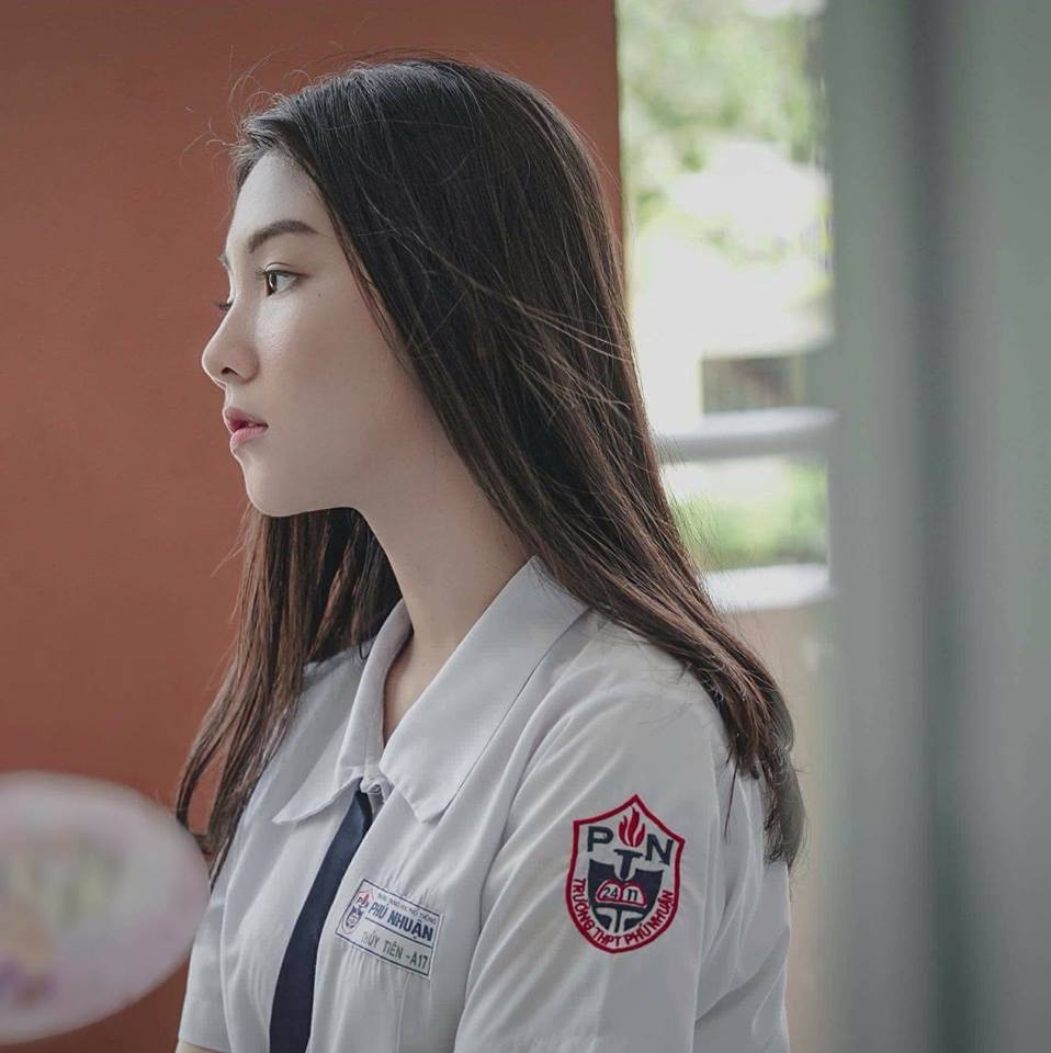 Tuy nhiên, thầy cô và nhà trường vẫn luôn tạo điều kiện cho tụi mình bằng cách giải đáp thắc mắc của sinh viên qua email hoặc trực tiếp trong giờ học. Bên cạnh đó, học online đối với mình cũng giúp tiết kiệm được thời gian di chuyển tới trường, thay vào đó mình có thể làm được những công việc khác và con gái tụi mình cũng sẽ không cần dậy sớm để chuẩn bị đi học như mọi khi nữa." Thủy Tiên cho biết thêm.