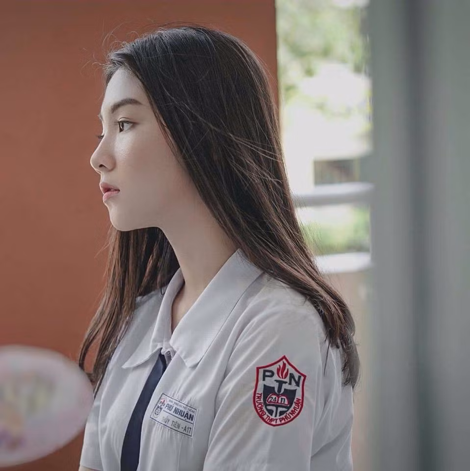 Tuy nhiên, thầy cô và nhà trường vẫn luôn tạo điều kiện cho tụi mình bằng cách giải đáp thắc mắc của sinh viên qua email hoặc trực tiếp trong giờ học. Bên cạnh đó, học online đối với mình cũng giúp tiết kiệm được thời gian di chuyển tới trường, thay vào đó mình có thể làm được những công việc khác và con gái tụi mình cũng sẽ không cần dậy sớm để chuẩn bị đi học như mọi khi nữa." Thủy Tiên cho biết thêm.