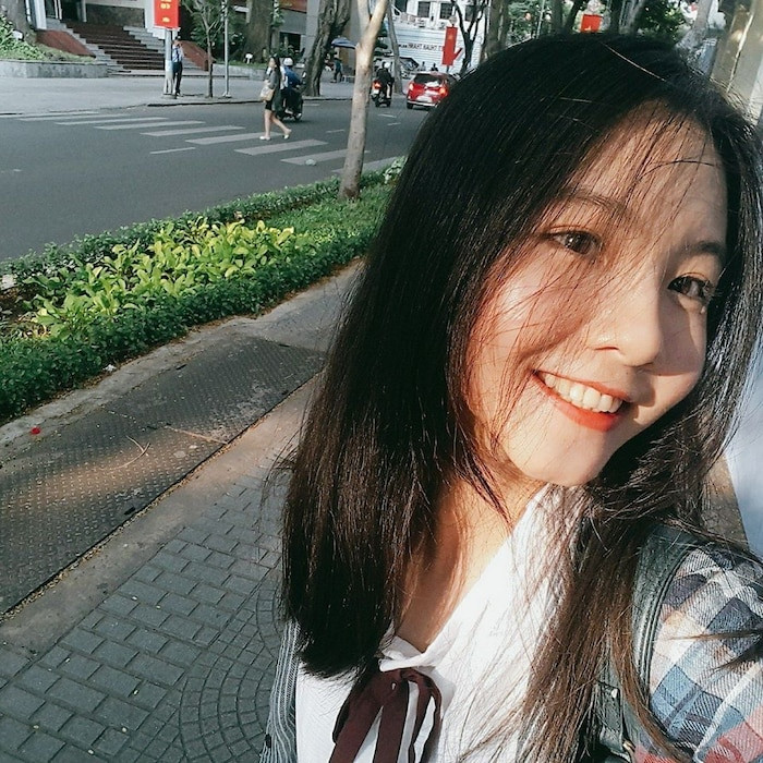 Ngay sau khi những hình ảnh mới của Thủy Tiên được chia sẻ, dân tình một lần nữa lại phải "truy tìm info" của cô bạn này.