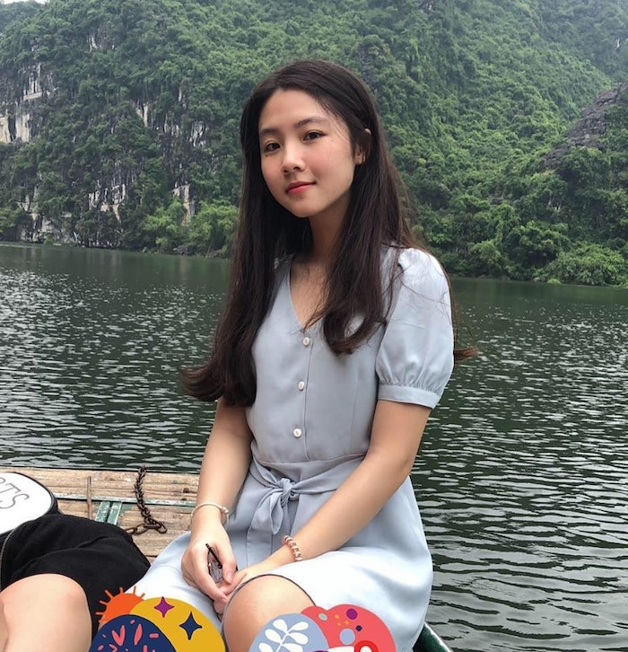 Gần đây, loạt ảnh đời thường của Thủy Tiên được đăng tải trên một diễn đàn chuyên về trai xinh gái đẹp dành cho sinh viên đã khiến hot girl học đường nổi bật trở lại.