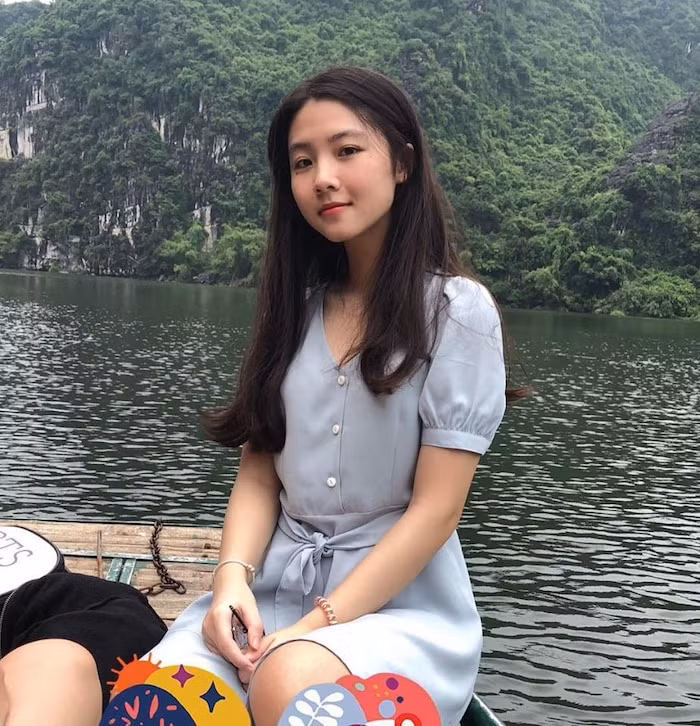 Gần đây, loạt ảnh đời thường của Thủy Tiên được đăng tải trên một diễn đàn chuyên về trai xinh gái đẹp dành cho sinh viên đã khiến hot girl học đường nổi bật trở lại.