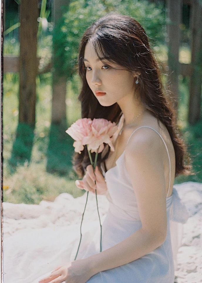 Thủy Tiên sở hữu danh hiệu học sinh giỏi 12 năm liền. Đó cũng là điều đã giúp hot girl đồng phục này được ưu tiên xét tuyển vào 3 trường đại học khác nhau gồm ĐH Kinh tế - Luật, Học viện Cán bộ và ĐH Tôn Đức Thắng.