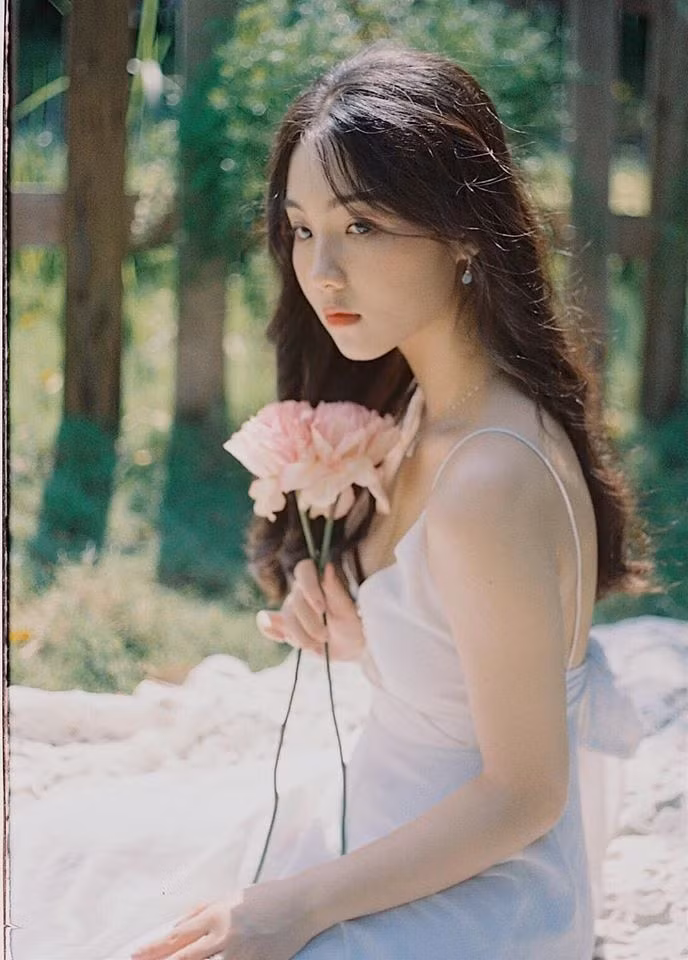 Thủy Tiên sở hữu danh hiệu học sinh giỏi 12 năm liền. Đó cũng là điều đã giúp hot girl đồng phục này được ưu tiên xét tuyển vào 3 trường đại học khác nhau gồm ĐH Kinh tế - Luật, Học viện Cán bộ và ĐH Tôn Đức Thắng.