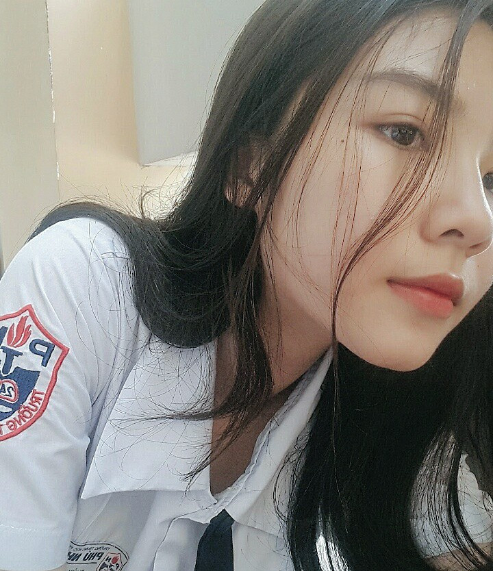 Chia sẻ về những khó khăn vất vả trong khoảng thời gian học online do ảnh hưởng của dịch COVID-19, Thủy Tiên cho hay: "Thực tế thì ngành học của mình hiện tại cần sự tương tác trực tiếp giữa mọi người nên việc chuyển từ hình thức học tập trung sang hình thức học online sẽ khiến tụi mình hạn chế về khả năng phản biện, Mặt khác, do đường truyền mạng trong khoảng thời gian này cũng không được ổn định cho lắm nên cũng khiến việc học online diễn ra không mấy suôn sẻ....