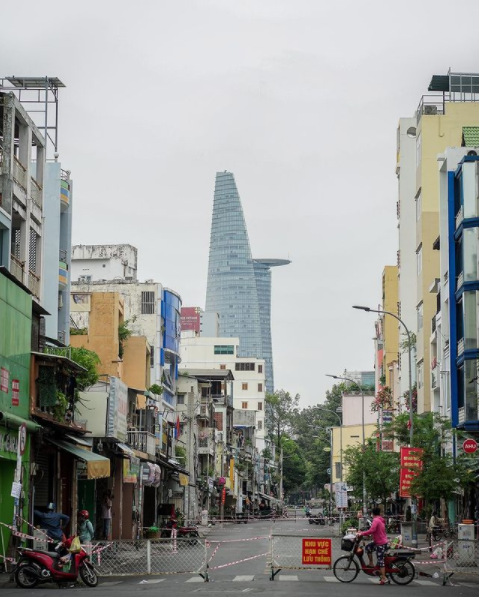 Dựa trên những câu chuyện góp nhặt từ những khoảnh khắc, những tâm sự của các bạn tình nguyện viên Sài Gòn chống dịch, bộ đôi Bùi Nguyễn Văn Nguyên và Phạm Văn Nghĩa đã cho ra đời bộ tranh mang tên "Sài Gòn chơn thành" thu hút sự chú ý của cộng đồng mạng.