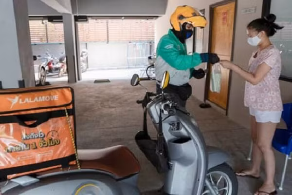 That nghiep vi COVID-19, nam phi cong chuyen sang lam nhan vien giao hang