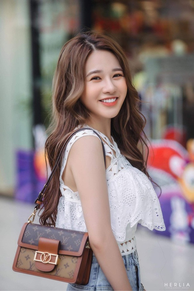 Chia sẻ về chuyện chọn trường, Hà Trang cho biết là do sự định hướng của gia đình. Đây là một môi trường phù hợp để 9X học tập và làm những công việc mình yêu thích.