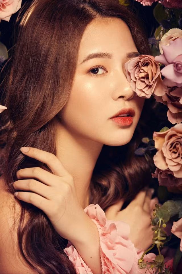 Không chỉ học giỏi, Hà Trang còn rất tích cực tham gia các hoạt động của đoàn trường, lớp đề ra. Cô nàng từng được biết đến là một lớp trưởng gương mẫu, dẫn dắt lớp đi lên trong học tập cũng như các công tác tập thể.