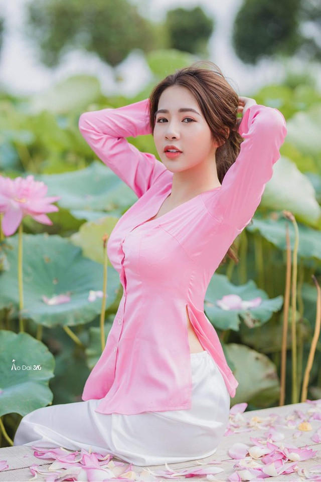 Sở hữu vẻ đẹp thuần khiết và vóc dáng mảnh mai, Hà Trang sớm bén duyên với nghệ thuật và đang hoạt động với vai trò người mẫu, chụp quảng cáo.