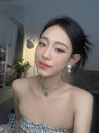 Thời gian gần đây, Minh Thu gây bất ngờ khi theo đuổi phong cách trưởng thành, cùng lối make-up đậm. Dễ nhận thấy cả nhan sắc và thần thái của Minh Thu đã thay đổi rất nhiều.