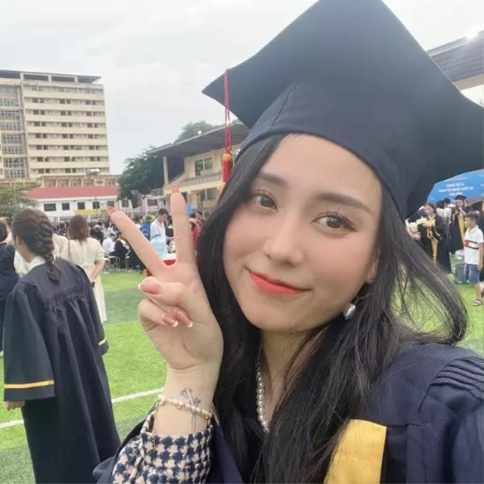 Có một thời gian, cô giáo Minh Thu tiếp tục gây ồn ào trên mạng xã hội với mối quan hệ hẹn hò với một thành viên nhóm hài khá nổi tiếng miền Bắc. Tiếp đó, cô lại gây tò mò khi để lộ vòng 2 to bất thường, nhiều người thậm chí còn nghi ngờ cô đang mang thai.