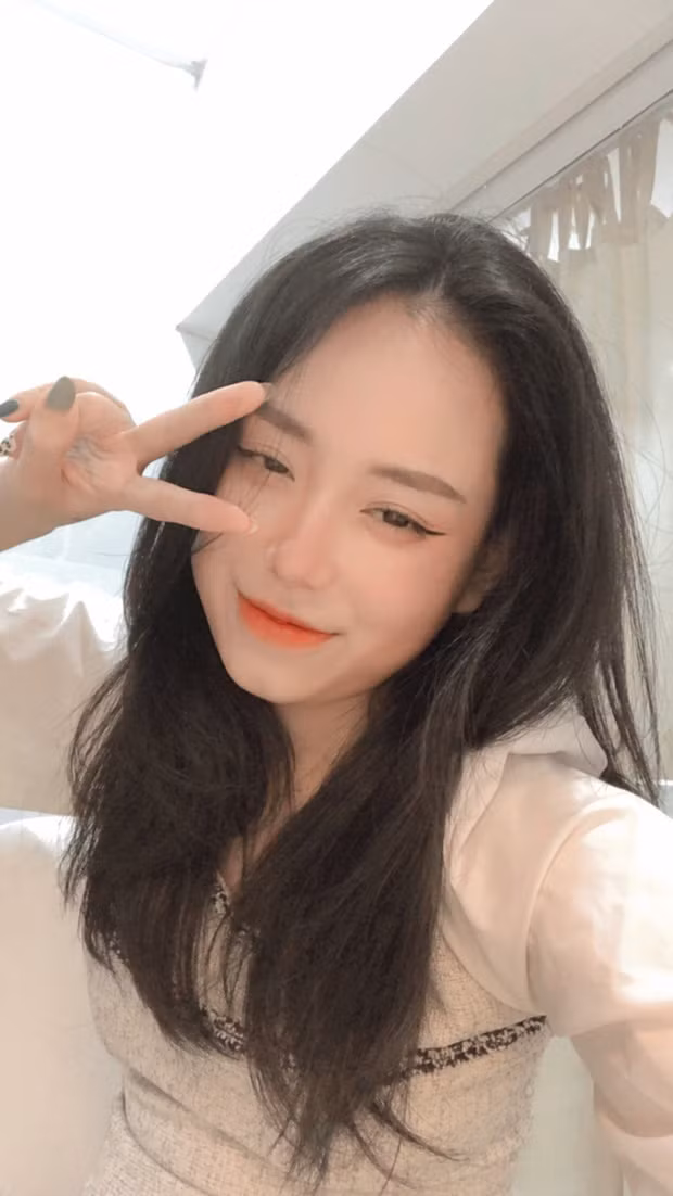 Trước đó, trang cá nhân của Minh Thu từng đăng ảnh mặc áo cử nhân, khiến nhiều người đồn đoán hiện tượng mạng đình đám một thời này đã tốt nghiệp trường ĐH Sư phạm Hà Nội.