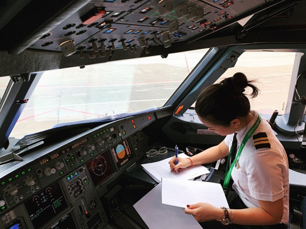 Trước khi trở thành nữ phi công Việt Nam, Diệu Thúy sở hữu hàng loạt danh hiệu như Miss thân thiện cuộc thi Duyên dáng sinh viên thế kỷ 21 năm 2009, Miss Áo dài trong cuộc thi Người đẹp Hoa anh đào 2010... Bên cạnh đó, cô nàng cũng từng là diễn viên, góp mặt ở nhiều bộ phim nổi tiếng như Dốc sương mù, Bên kia sông, Người giúp việc, Những mảnh đời giông bão, Đồng tiền đen...