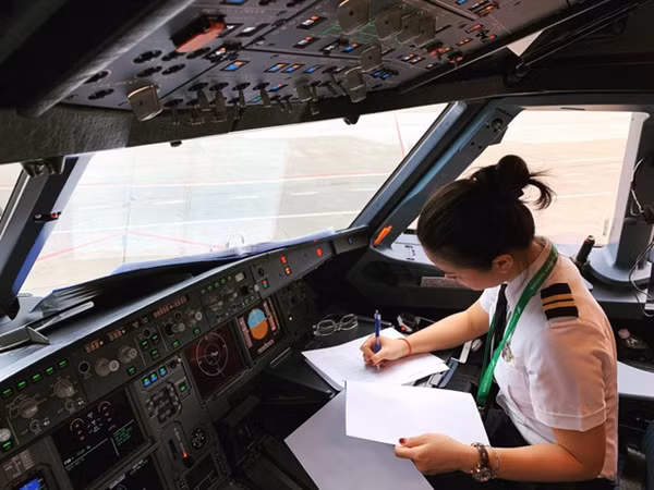 Trước khi trở thành nữ phi công Việt Nam, Diệu Thúy sở hữu hàng loạt danh hiệu như Miss thân thiện cuộc thi Duyên dáng sinh viên thế kỷ 21 năm 2009, Miss Áo dài trong cuộc thi Người đẹp Hoa anh đào 2010... Bên cạnh đó, cô nàng cũng từng là diễn viên, góp mặt ở nhiều bộ phim nổi tiếng như Dốc sương mù, Bên kia sông, Người giúp việc, Những mảnh đời giông bão, Đồng tiền đen...