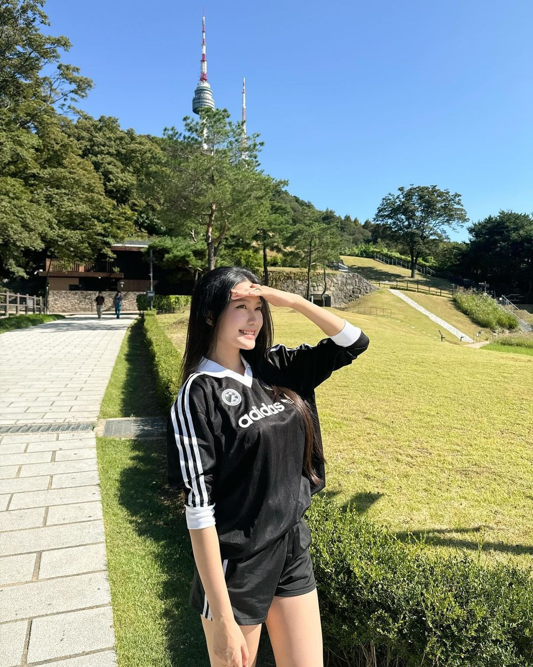 Theo netizen thường xuyên theo dõi Doãn Hải My cho biết, đây là món đồ yêu thích của Doãn Hải My thời gian gần đây, thường xuyên được nàng WAG trưng diện mỗi dịp ra ngoài tụ tập bạn bè hay về thăm gia đình nhà ngoại.