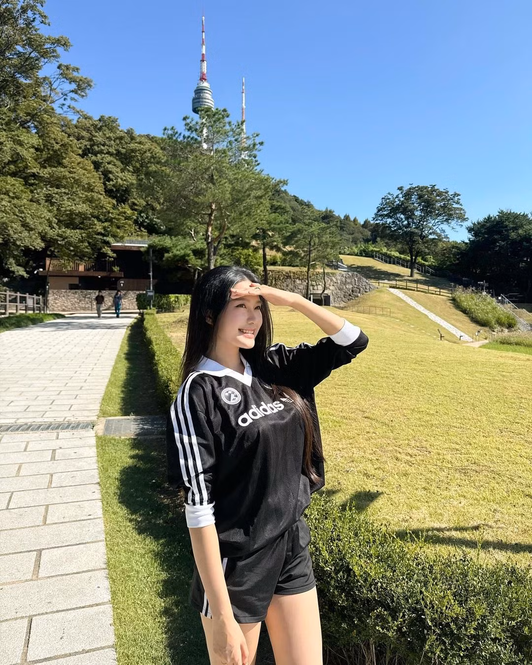 Theo netizen thường xuyên theo dõi Doãn Hải My cho biết, đây là món đồ yêu thích của Doãn Hải My thời gian gần đây, thường xuyên được nàng WAG trưng diện mỗi dịp ra ngoài tụ tập bạn bè hay về thăm gia đình nhà ngoại.