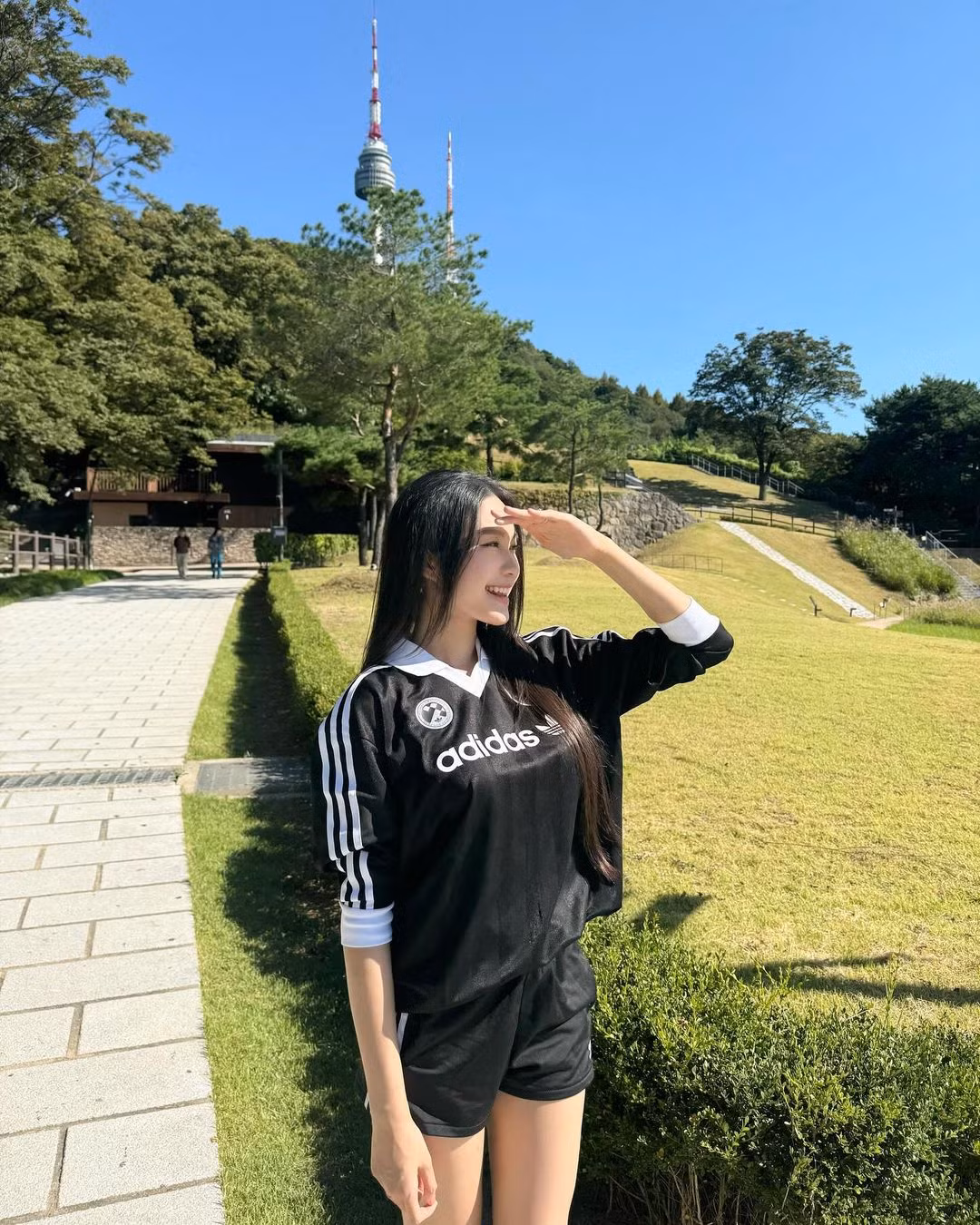 Sau một năm dính chấn thương cầu thủ sinh năm 1999 vẫn chưa có dấu hiệu có thể thi đấu trở lại. Cùng vì vậy anh đã quyết định sang Hàn Quốc điều trị. Hải My là người đồng hành cùng chồng trong chuyến đi điều trị chấn thương này.