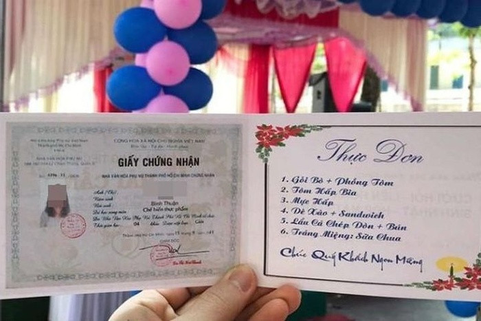 Tuy nhiên, điểm nhấn ở đây lại là 2 món cuối cùng khiến dân tình không thể nhịn nổi cười. Món thứ 6 bắt đầu bằng câu nói kinh điển làm mưa làm gió trên mạng xã hội thời gian qua: "Ôi Hoàng Tử xin hãy tha thứ cho người em gái bị dính lời nguyền chính là thiếp. Người đã nấu nồi lẩu nấm hải sản Thái Lan và bún tươi đó".