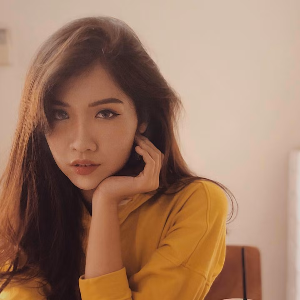 Nhiều người nhận xét nhan sắc của Nhật Hà đúng chất "gái xinh", còn thiếu thần thái để trở thành một nàng hoa hậu như đàn chị Hương Giang.