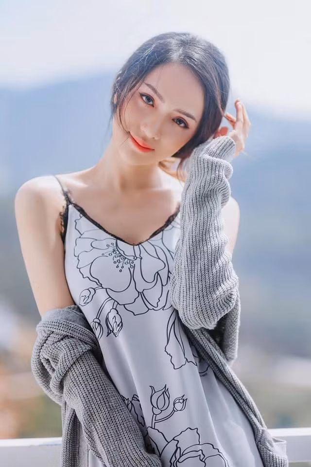 Nhan sắc đỉnh cao, visual ngày càng thăng hạng khiến Hương Giang sở hữu một lượng fan khổng lồ không chỉ trong nước và quốc tế. Chưa dừng lại ở đó, nhiều người yêu mến cô nàng chuyển giới này càng ngày càng thấy ở cô có một sự "mặn" trong suy nghĩ và những phát ngôn của mình.