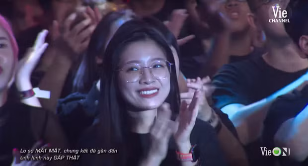 Ở tập chung kết Rap Việt vừa phát sóng, một fan nữ đã chiếm spotlight khi đang nhiệt tình cổ vũ và "quẩy" cực sung. Cô nàng này sở hữu vẻ ngoài xinh xắn với nụ cười rạng rỡ.