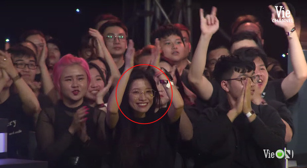 Đặc biệt, dân tình còn tìm ra chi tiết, trong tiết mục của G-Ducky, cô nàng này liên tục được ưu ái cho lên hình.