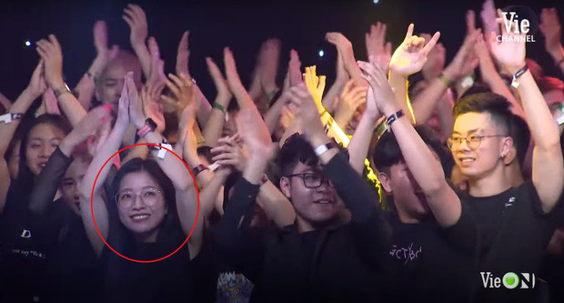 Có lẽ vì vẻ ngoài nổi bật cùng tinh thần cổ vũ hết mình mà gái xinh đã được anh quay phim liên tục cho lên sóng. Dân tình vì thế lại được phen "bổ mắt" và đùa nhau rằng đây phải chẳng là crush mới của anh quay phim.