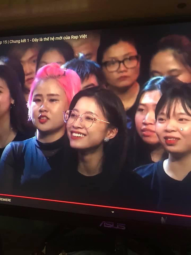 Gái xinh được cameraman tia trúng thực sự là một "đặc sản" của Rap Việt. Cứ sau mỗi tập phát sóng, dân tình lại kéo nhau lên mạng xin info vì lỡ crush cô nàng nào đó qua màn hình.