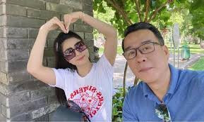 Chuyện tình cảm của "Vua cá koi" Thắng Ngô và Hà Thanh Xuân từng khiến mạng xã hội xôn xao. Tháng 5/2022, cả hai tổ chức đám cưới hoành tráng, chính thức về chung một nhà. Tuy nhiên, đại gia Thắng Ngô bị chỉ trích dữ dội vì bị cho là phụ bạc vợ để theo tình trẻ trong khi ca sĩ Hà Thanh Xuân bị đồn đoán là "tiểu tam" chen ngang vào cuộc sống hôn nhân của Thắng Ngô và vợ cũ.