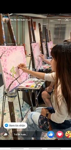 Mới đây trên dòng story của mình, bạn gái thủ môn Đặng Văn Lâm tiếp tục khiến nhiều người bất ngờ khi khoe tài lẻ của mình. Cụ thể, Yến Xuân cho đăng tải bức ảnh đang chăm chú thực hiện bức tranh tự tay mình vẽ.