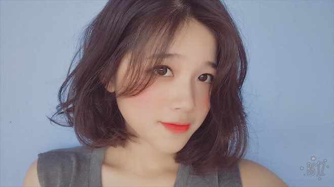 Chia sẻ về việc học tại ĐH Hà Nội, Khánh Ly cho biết: “Ngành học của bọn mình thì được giảng dạy bằng 100% tiếng Anh. Điều mình thích nhất là học sinh được tự do ăn mặc, tự do thể hiện cá tính và nhiều thầy cô cũng rất trẻ trung để tạo môi trường cho tụi mình phát triển bản thân”.