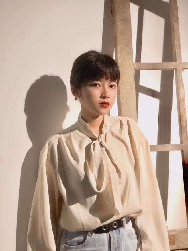 Khánh Ly là nữ sinh trường ĐH Hà Nội, vừa qua cô nàng này khiến báo chí phải chú ý tới mình khi loạt ảnh khoe gương mặt xinh đẹp và thân hình đồng hồ cát quá đỗi mê ly xuất hiện trên MXH.