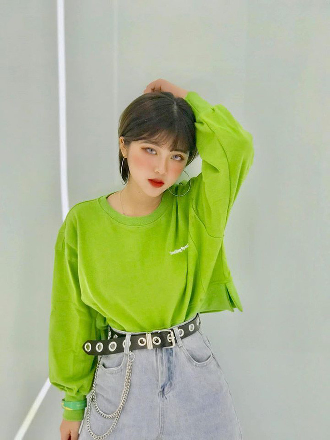 Bài viết của trang Sharefie khen ngợi ngoại hình của Khánh Ly hết lời. Đồng thời tiết lộ việc cô bạn từng đăng ảnh với caption tiếng Trung khiến nhiều chàng trai bên đó mơ ước được đến Việt Nam để diện kiến trực tiếp nàng hot girl sở hữu body đồng hồ cát này.