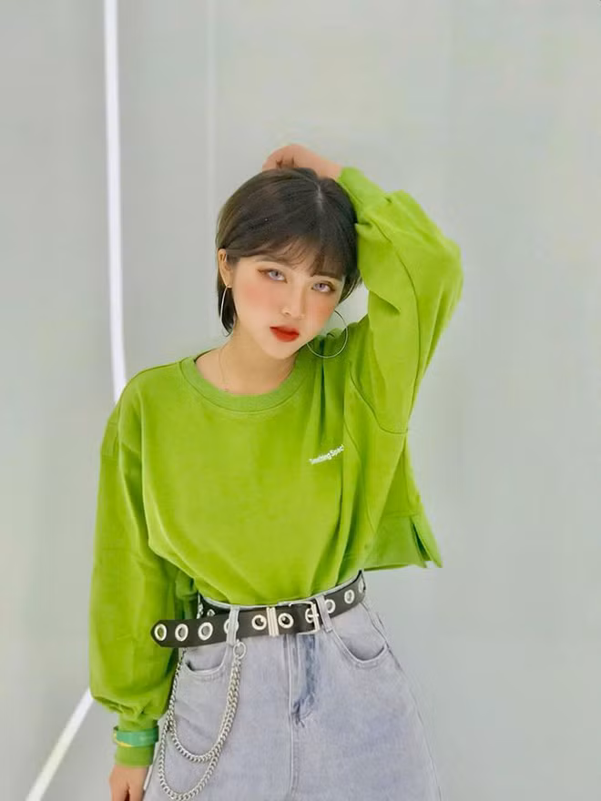 Bài viết của trang Sharefie khen ngợi ngoại hình của Khánh Ly hết lời. Đồng thời tiết lộ việc cô bạn từng đăng ảnh với caption tiếng Trung khiến nhiều chàng trai bên đó mơ ước được đến Việt Nam để diện kiến trực tiếp nàng hot girl sở hữu body đồng hồ cát này.