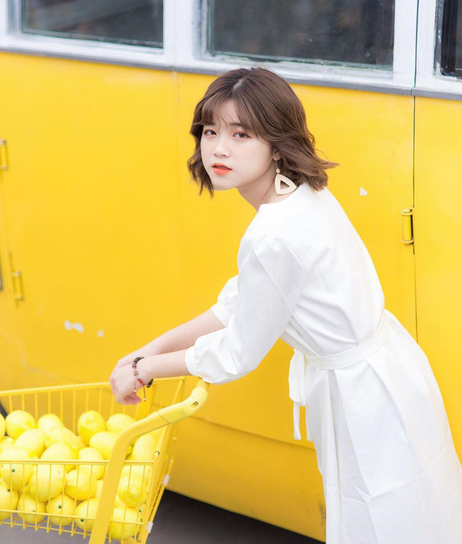 Khác hẳn với gương mặt dễ thương và có phần baby, phong cách ăn mặc của Khánh Ly thiên hướng khá trưởng thành.