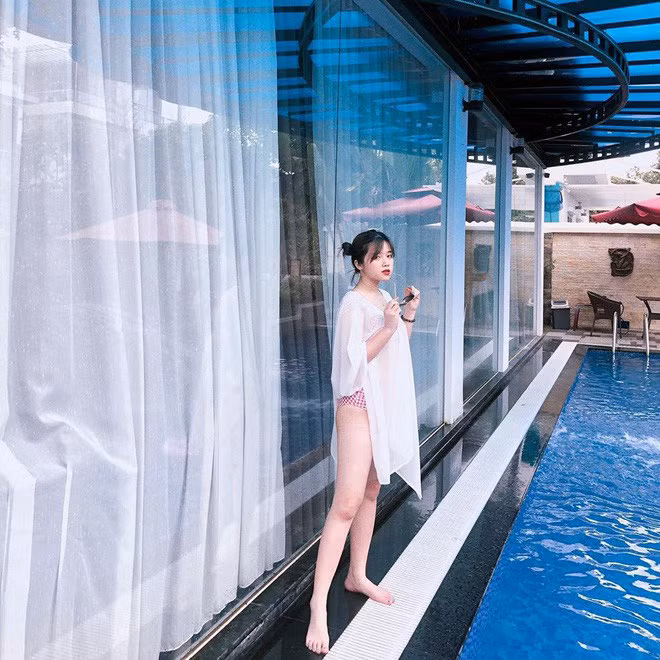 Cuối cùng, Khánh Ly cho biết bí quyết để có thân hình đẹp của Ly khá đơn giản. Ly hạn chế tối đa lượng tinh bột trong bữa ăn của mình và hầu như sẽ không ăn bữa tối, thêm vào đó là uống nước ép hoa quả để detox cơ thể.