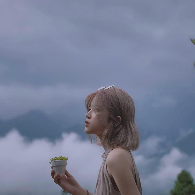 Cụ thể, trang Sharefie (một trang tin thường viết về các cô gái có ngoại hình xinh đẹp nổi bật) đưa với dòng tít về Khánh Ly với những ngôn từ đầy mỹ miều như: “Nữ sinh biết tiếng Trung, gây sốt với body S-line và gương mặt xinh đẹp ngọt ngào”.