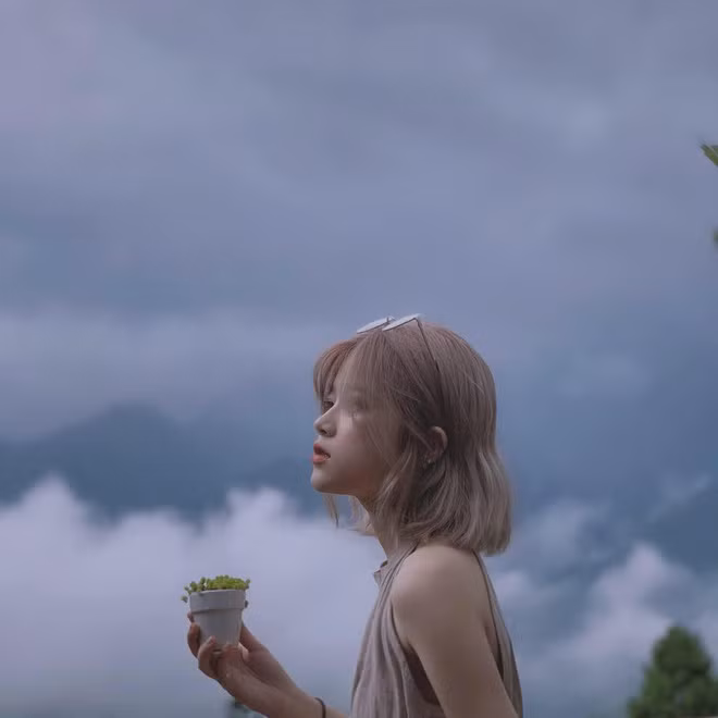 Cụ thể, trang Sharefie (một trang tin thường viết về các cô gái có ngoại hình xinh đẹp nổi bật) đưa với dòng tít về Khánh Ly với những ngôn từ đầy mỹ miều như: “Nữ sinh biết tiếng Trung, gây sốt với body S-line và gương mặt xinh đẹp ngọt ngào”.